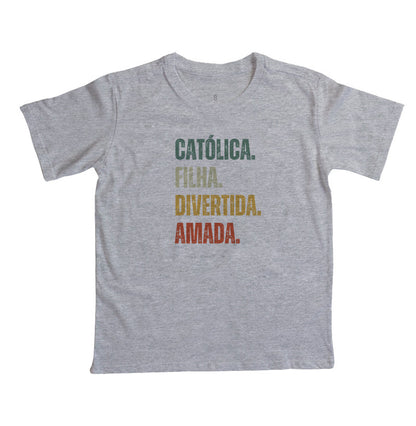 Católica. Filha. Divertida. Amada.