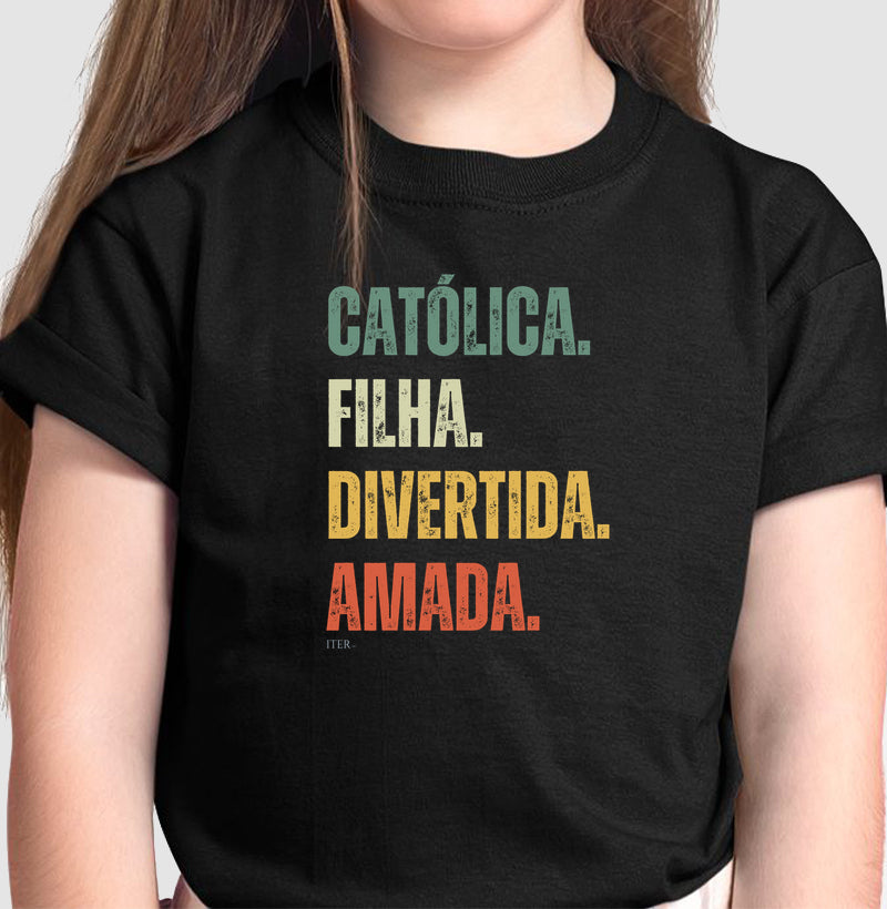 Católica. Filha. Divertida. Amada.