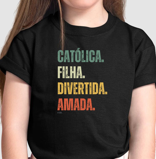 Católica. Filha. Divertida. Amada.