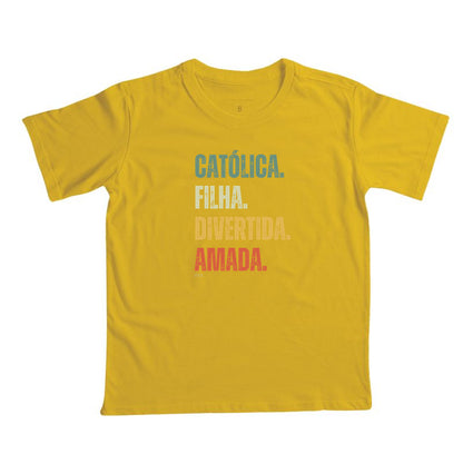 Católica. Filha. Divertida. Amada.