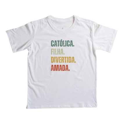 Católica. Filha. Divertida. Amada.